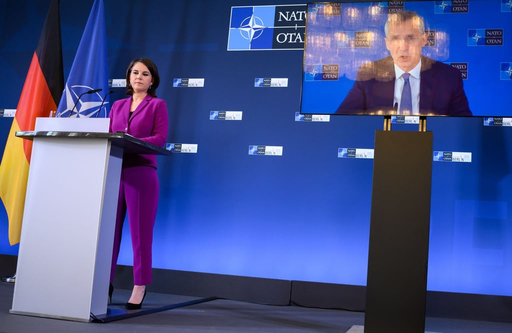 Der per Video zugeschaltete Nato-Generalsekretär Jens Stoltenberg äußert sich zusammen mit Annalena Baerbock (Bündnis 90/Die Grünen) bei einer Pressekonferenz am Ende des Treffens der Nato-Außenminister in Berlin.