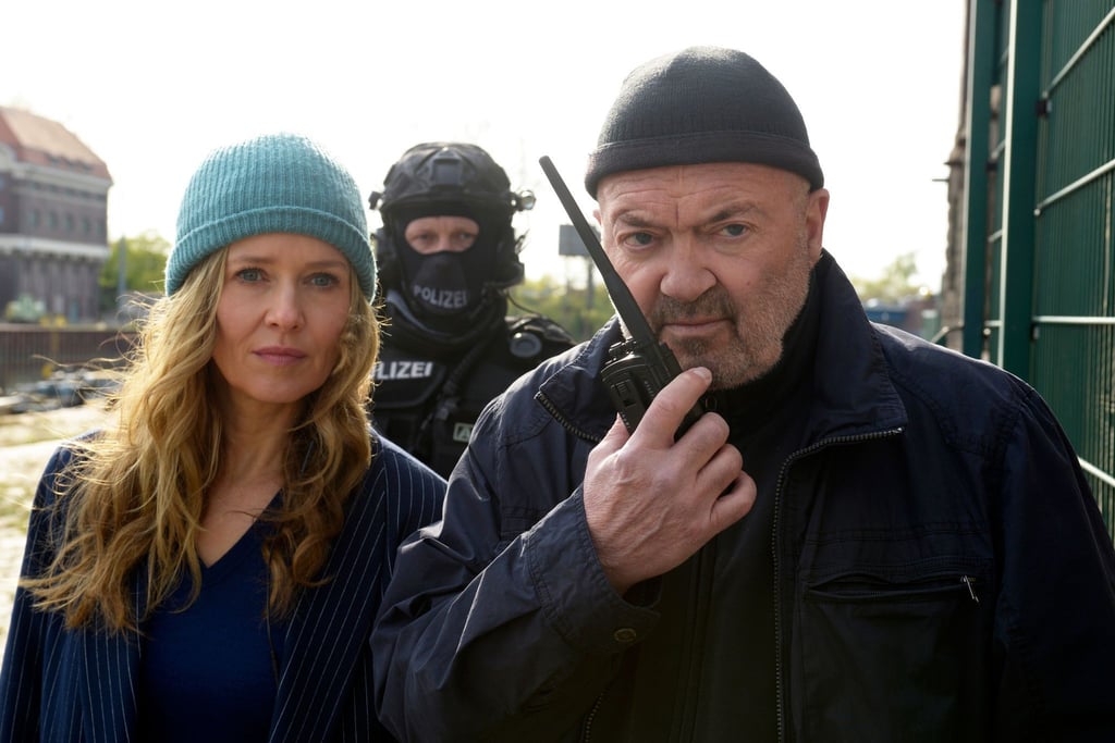 Linett Wachow (Stefanie Stappenbeck) und Otto Garber (Florian Martens) beobachten einen heimlichen Deal und veranlassen den Zugriff der Polizei.