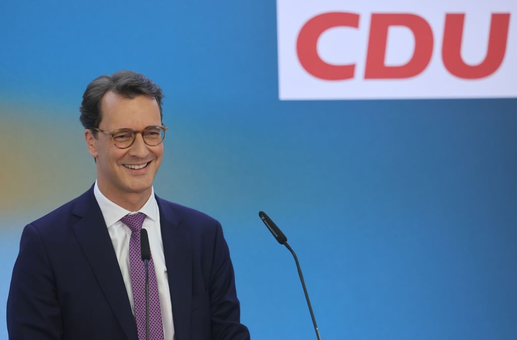 Der bisherige NRW-Ministerpräsident und CDU-Spitzenkandidat für die Landtagswahl in Nordrhein-Westfalen, Hendrik Wüst, steht bei der Wahlparty seiner Partei auf der Bühne.