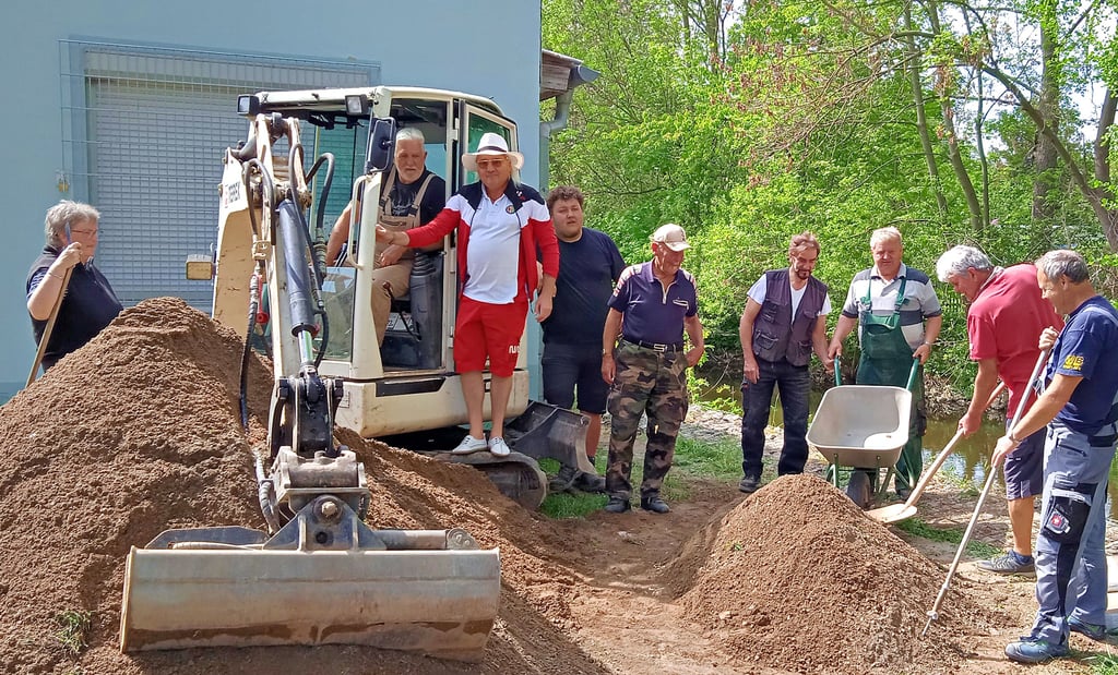 Mitglieder des Schützenvereins beim Arbeitseinsatz am Schützenhaus.
