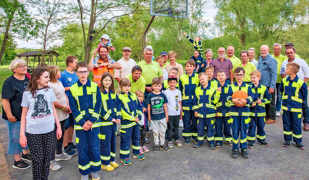Endlich! Am Hang von Törten kann gespielt und Sport getrieben werden. Am Donnerstag weihten Kinder, Heimatverein und Stadtbezirksbeirat das neue Basketballfeld ein.
