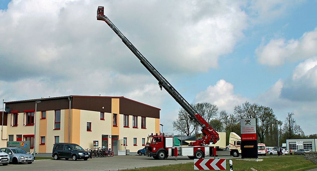 Das Feuerwehrgerätehaus in Tangerhütte bei einem Tag der offenen Tür. Der suspendierte Ortswehrleiter darf es nicht mehr betreten.
