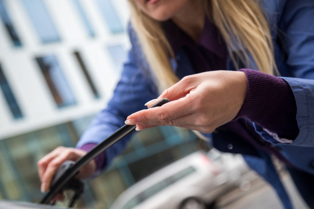 Selbst Hand anlegen: Kleinigkeiten am Auto in Eigenregie zu machen kann auch Geld sparen.