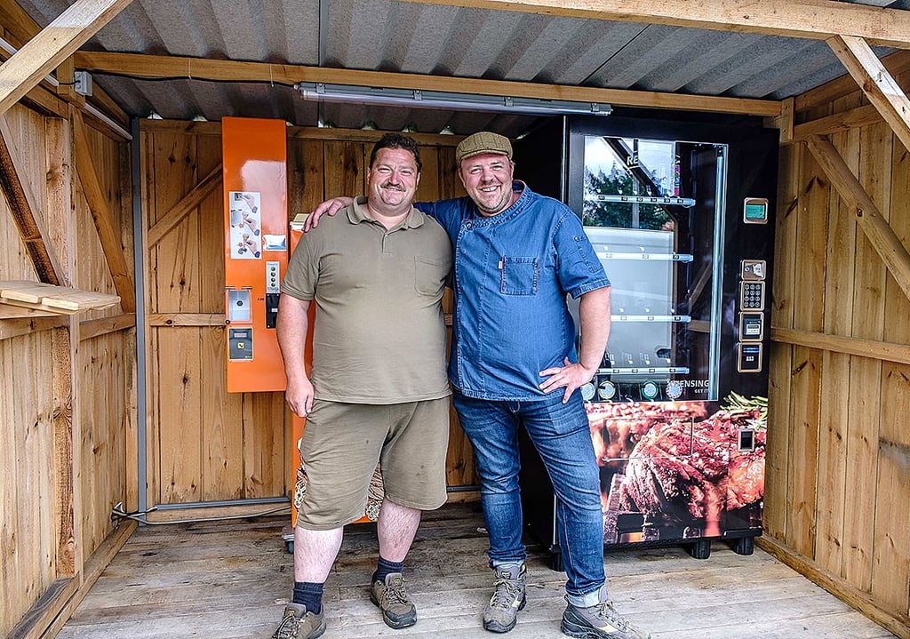 In Zschornewitz gibt es jetzt einen Softeis und einen Wurstautomaten. Aufgestellt wurden die von André Böse und Kay Schriever (v.l.).