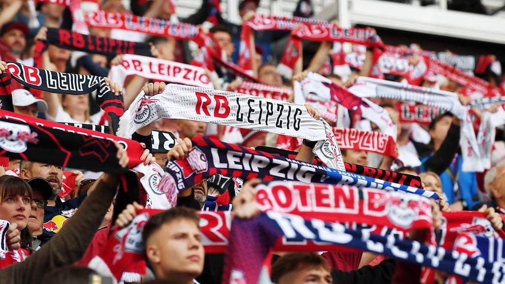 Dann eben ohne Freiburg-Logo: RB-Schals werden auch so genug im Umlauf sein.