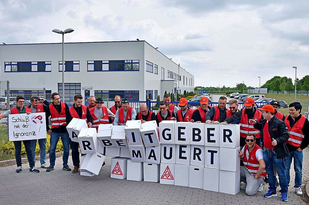 Die Streikenden fordern von FEV acht Prozent mehr Lohn.