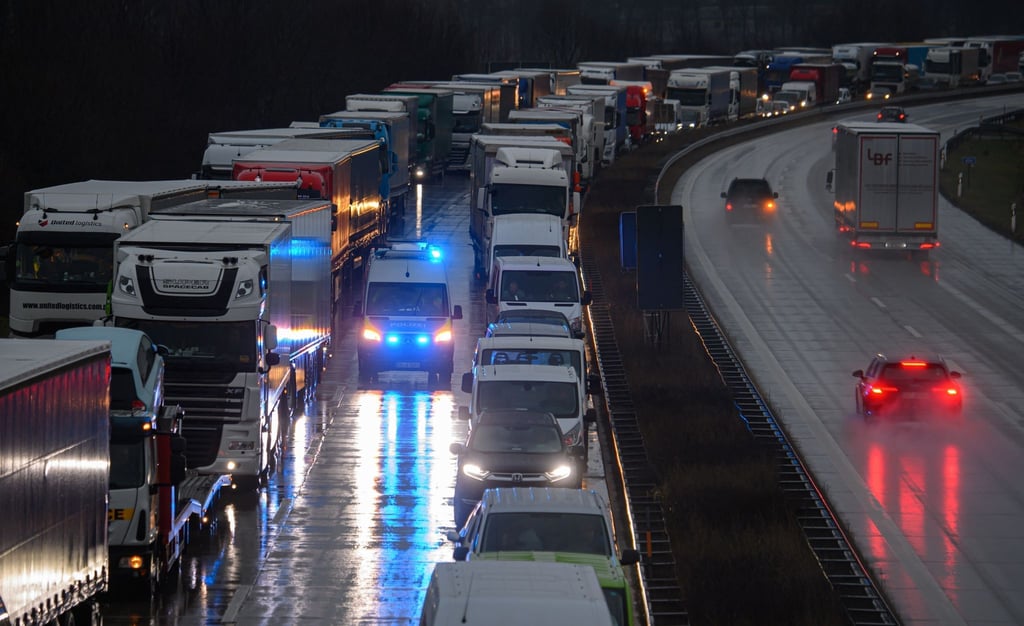 Einer kam durch: Dank vorbildlich gebildeter Rettungsgasse kann sich dieses Polizeiauto seinen Weg zum Einsatzort bahnen.