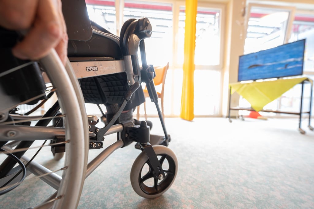 In einem hessischen Pilotprojekt werden verbale Gewalt, Freiheitsentzug, Vernachlässigung und psychische Gewalt in der Pflege untersucht und wie man sie in Zukunft vermeiden kann.
