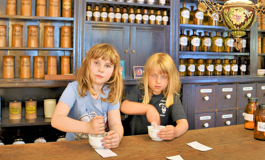 Früh übt sich, wer mal Apotheker werden will: Die siebenjährigen Talih (links) und Käthe stellen ihr eigenes Kräutersalz her.
