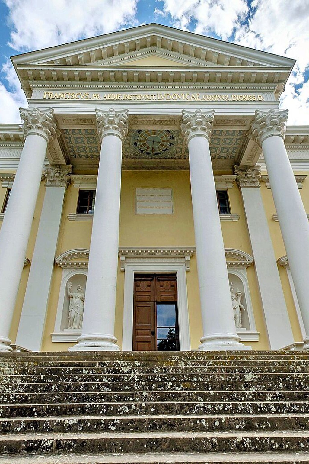 Das Wörlitzer Schloss war Fürstin Louise gewidmet. Die lateinische Inschrift im Giebel lautet übersetzt: „Fürst Franz erbaute, möblierte und weihte diese Haus seiner würdigen Gemahlin Louise“.