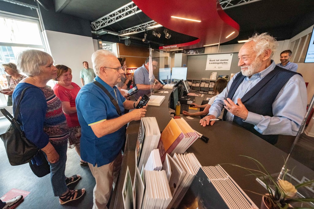 Dieter Hallervorden beim Kartenvorverkauf in der Dessauer Touristinformation.