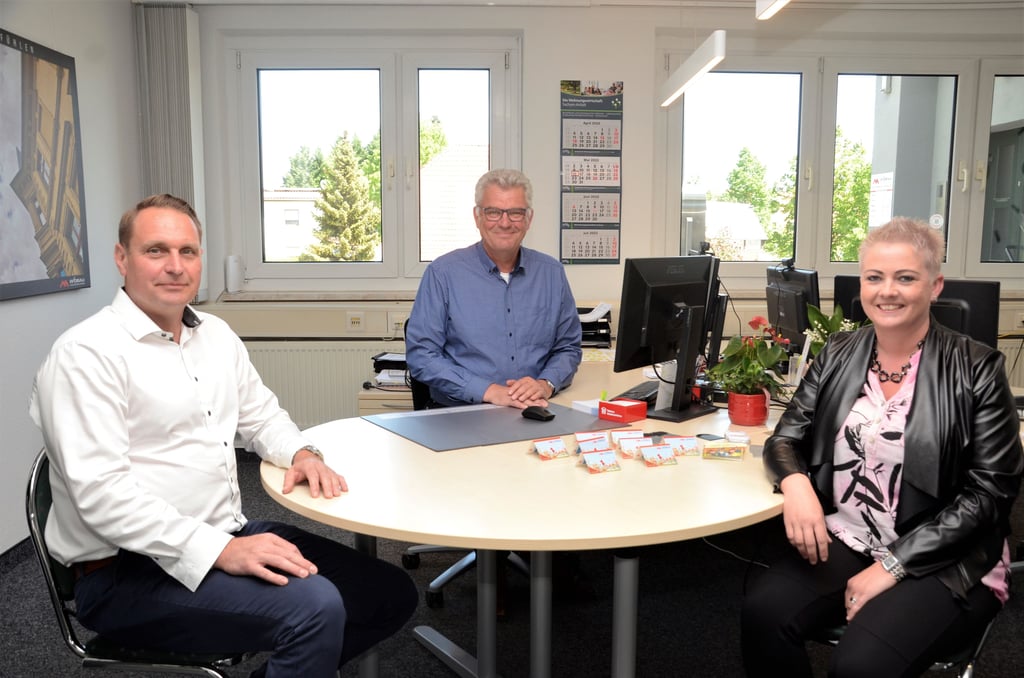 Im neugestalteten Servicebereich fühlt sich auch das Wobau-Führungstrio mit Geschäftsführer Detlef Koch (Mitte), Prokurist André Baars und Abteilungsleiterin Nicole Heinrichs wohl.