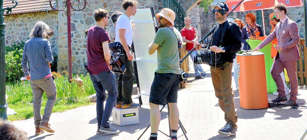 Vor der Burg im Salzwedeler Märchenpark drehte eine Filmcrew einen Werbespot für die Veggie-Bifi. Zaungäste verfolgten interessiert den Ablauf.