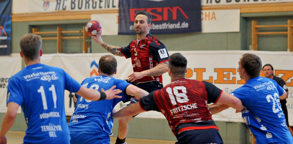 Weil Kevin Szep-Kis (verletzt) und Florian Pfeiffer (krank) fehlten, mussten die gastgebenden Burgenländer am Samstagabend gegen Bielefeld auf der Spielmacherposition improvisieren. Als Regisseur wechselten sich Kapitän Kenny Dober, hier am Ball, und der ebenfalls erfahrene Sascha Meiner ab.