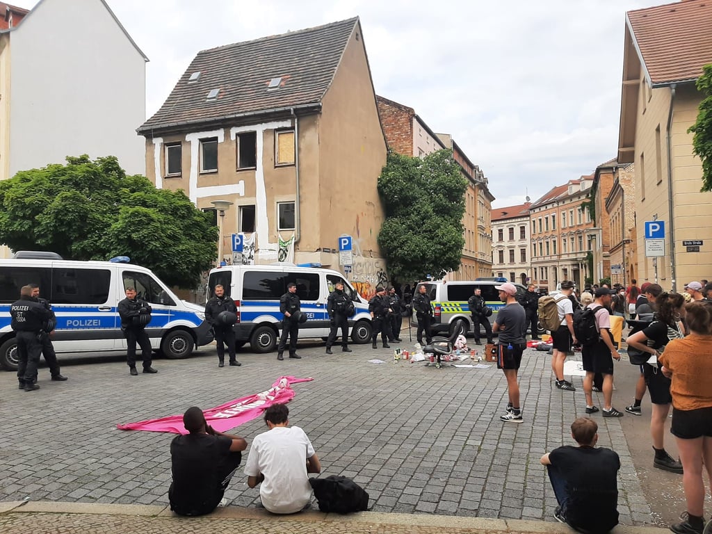 Protest: Kundgebung vor dem besetzten Haus in der Breiten Straße in Halle
