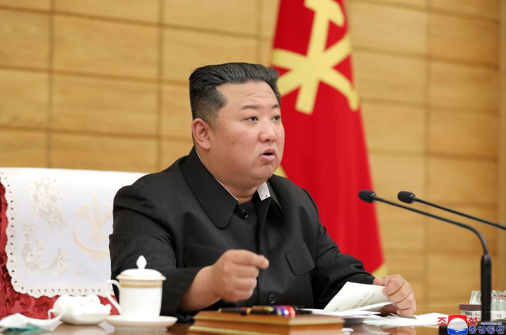Kim Jong Un bei einer Dringlichkeitssitzung des Politbüros der Arbeiterpartei im Sitz des Zentralkomitees der Partei.