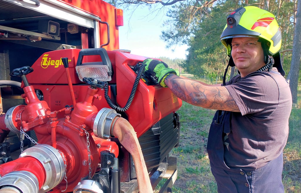 Wichtige Aufgabe! Carsten Hensel von der Feuerwehr Mügeln sorgt für den richtigen Wasserdruck beim Waldbrandeinsatz.