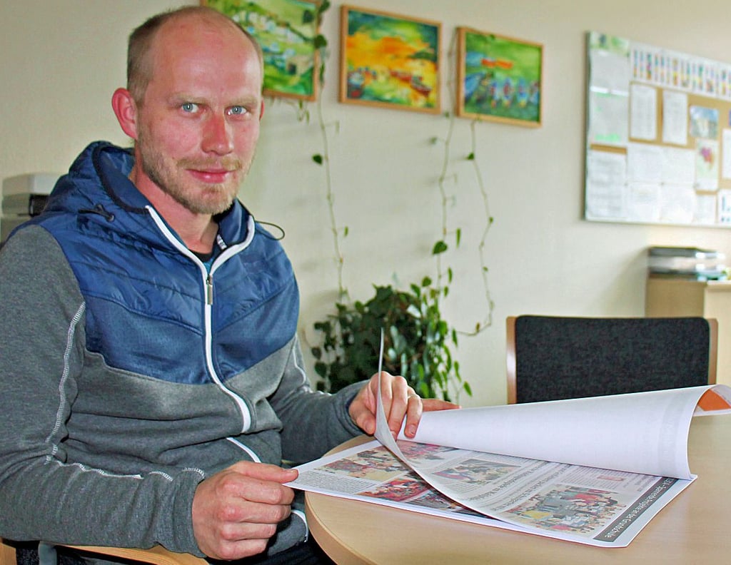 Markus Gens, Grundschullehrer in Tangerhütte, hat eine Festzeitung für das 10. Schuljubiläum erstellt.