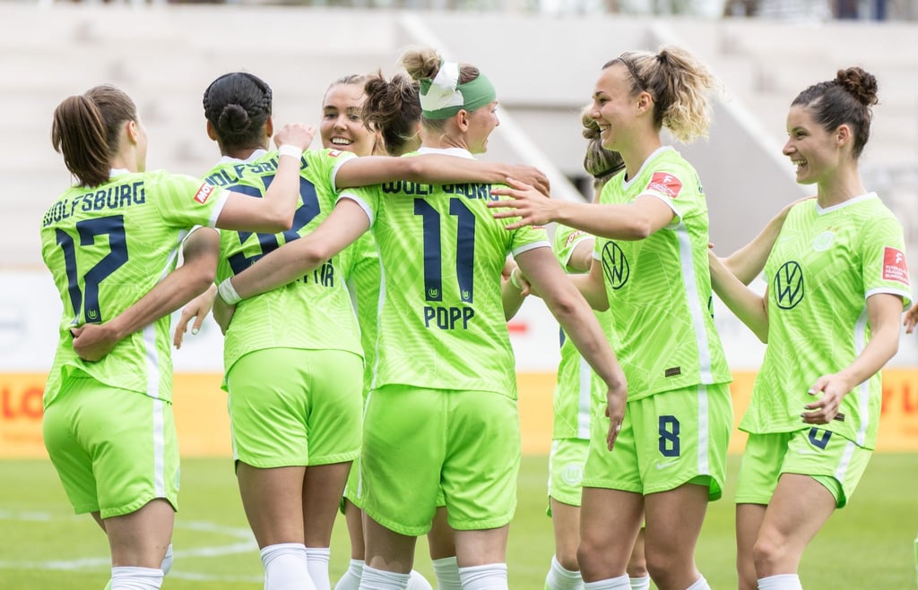 Wolfsburgs Spielerinnen jubeln nach dem Tor zum 0:2 gegen Jena.