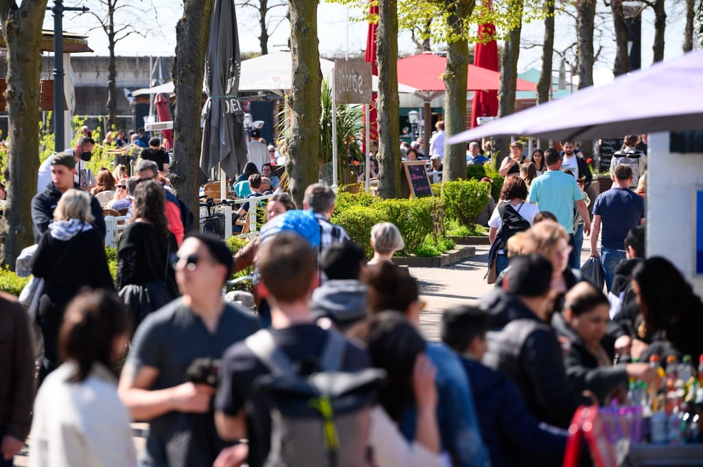 Zahlreiche Spaziergänger und Restaurantgäste sind nahe dem Elbstrand in Övelgönne unterwegs. Einer Studie zufolge bewerten die meisten Menschen den Tourismus für ihren Wohnort positiv.