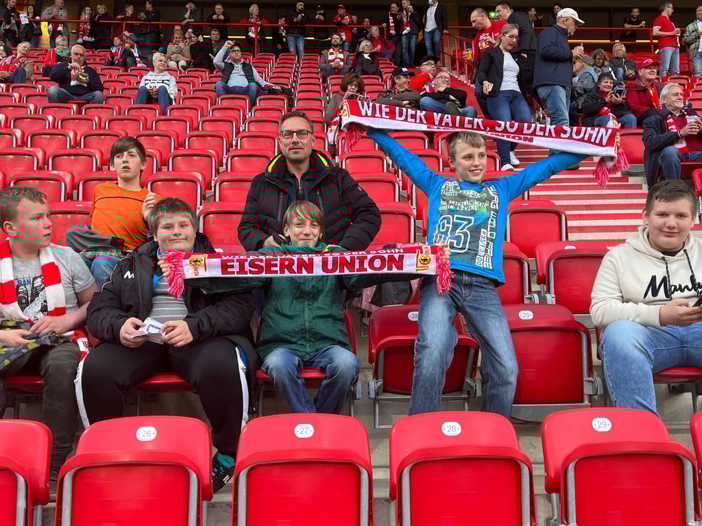 Jamie, Jean, Max Steven, Klassenlehrer Stefan Dauter, Max-René, Florian und Maximilian im Stadion An der alten Försterei in Berlin.