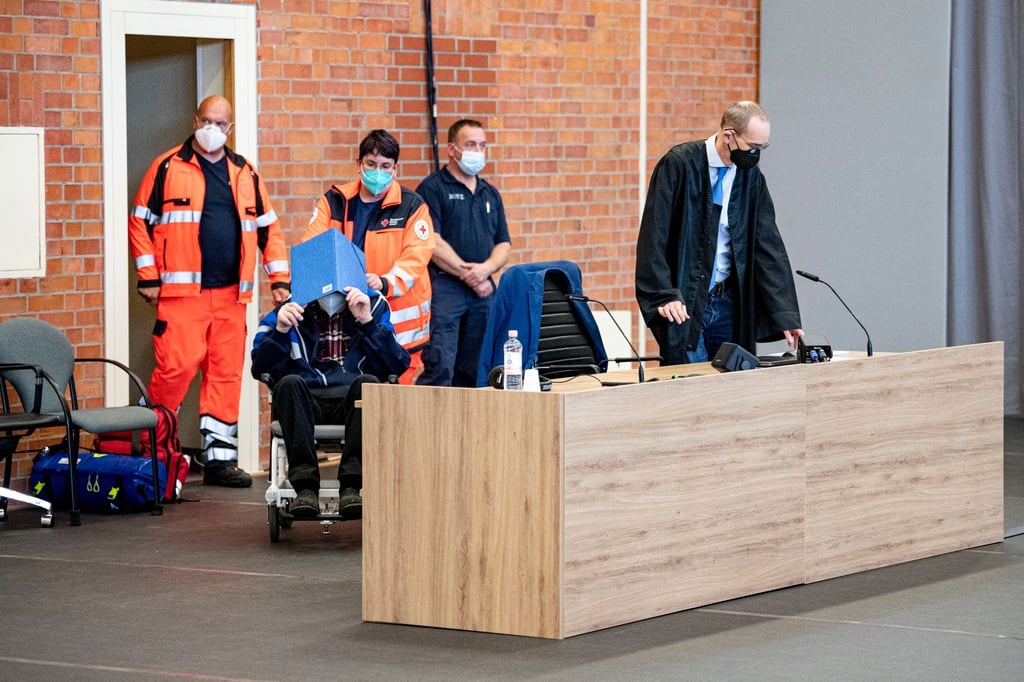 Der 101-Jährige ehemalige KZ-Wachmann soll laut Anklage zwischen 1942 und 1945 wissentlich und willentlich Hilfe zur Ermordung von Lagerinsassen in 3518 Fällen geleistet haben.