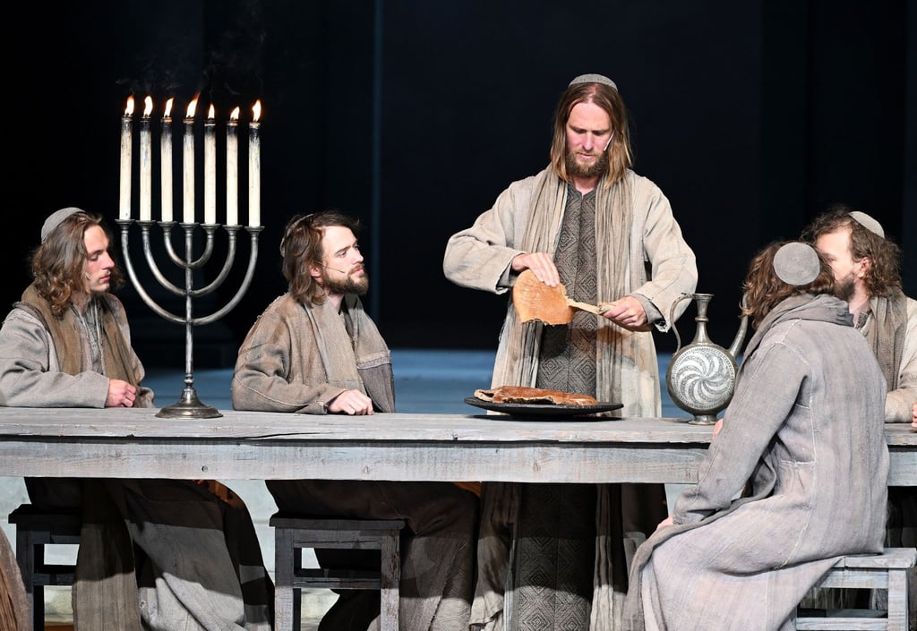 Jesus (Frederik Mayet) teilt das Brot.