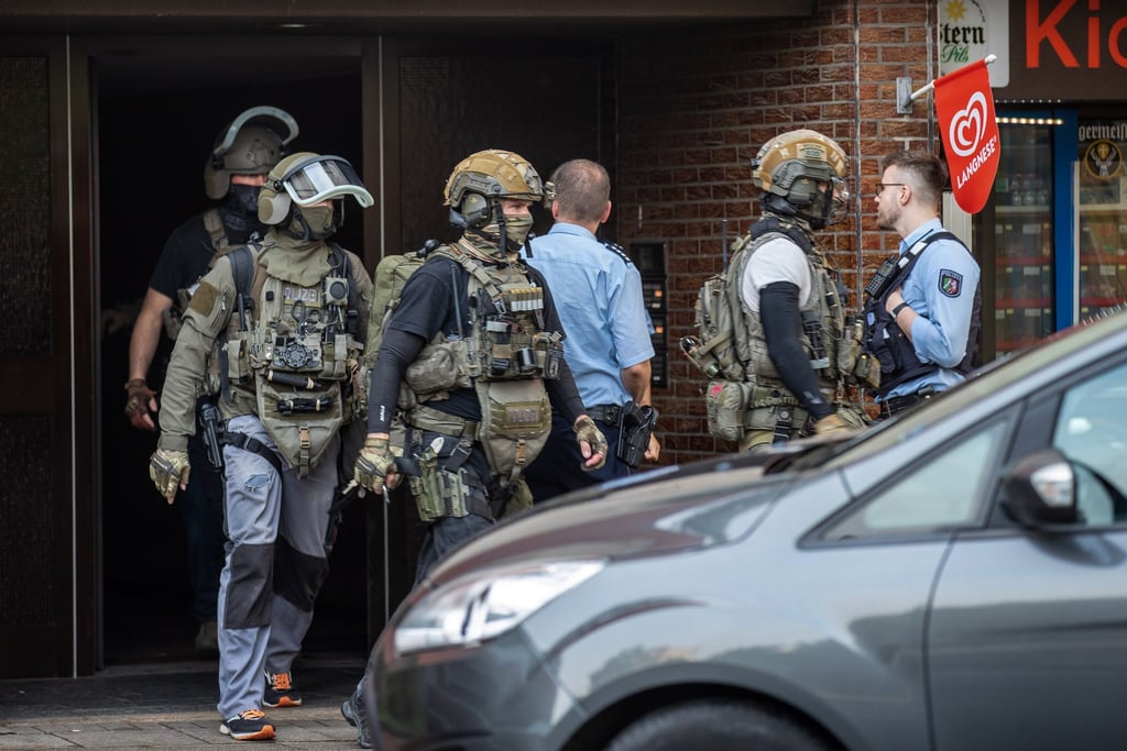 Im Zusammenhang mit dem vereitelten mutmaßlichen Terroranschlag in Essen hat die Polizei am Montagabend einen jungen Erwachsenen kurzzeitig festgenommen.