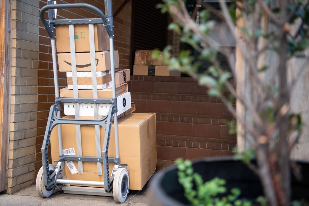 Hinterlegt der Zusteller ein Paket an einem vereinbarten Ort, gilt die Sendung noch nicht als wirksam zugestellt - es braucht auch eine Benachrichtigung.