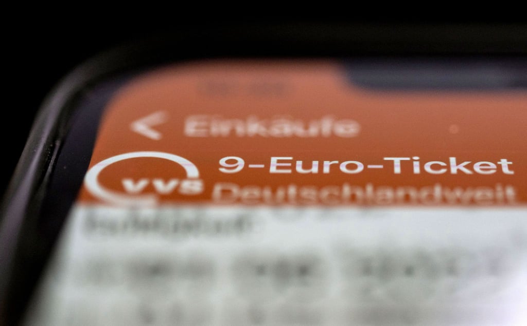 Ein 9-Euro-Ticket des Verkehrs- und Tarifverbund Stuttgart GmbH (VVS) auf einem Display eines Smartphones.