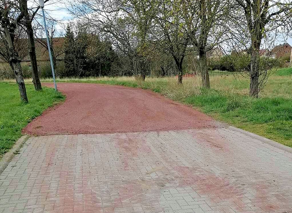 Ein Teil der Thiestraße in Uhrsleben: Deutlich ist zu sehen, wo das neue Gemisch aufgebracht worden ist, ohne vorher die Deckschicht abzufräsen.