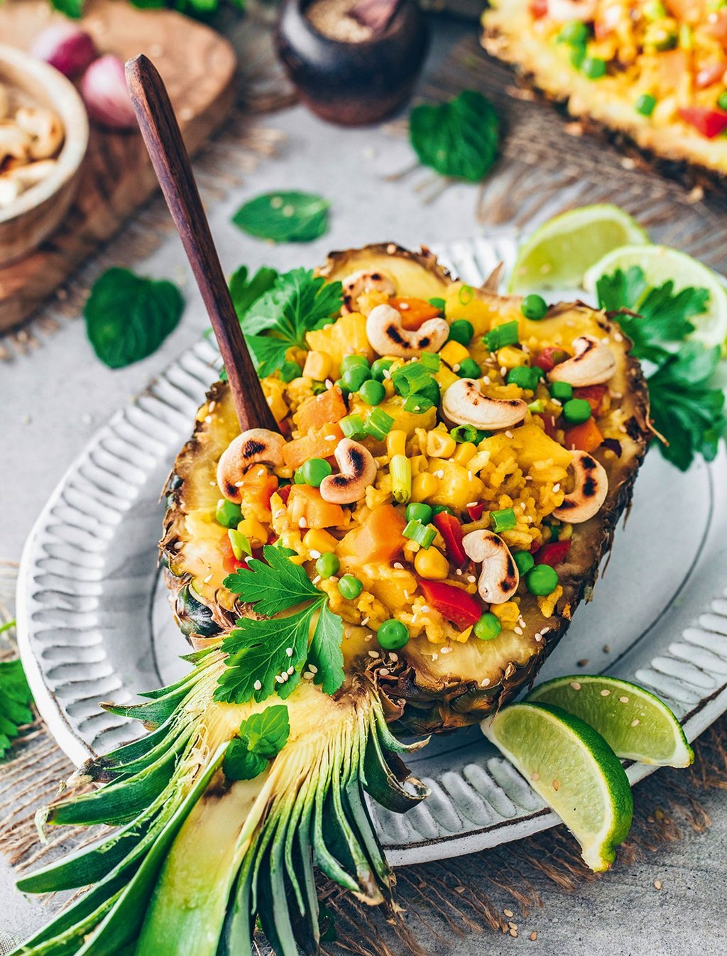 Das Rezept „Thai-Ananasreis im Ananasboot“ stammt von Bianca Zapatka. Sie rät, nicht zuviel von der Ananas aushöhlen, damit das Schiff stabil bleibt.