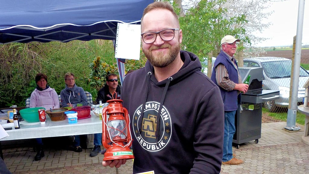 Die „Rote Laterne“ für den letztplatzierten Verein nahm Danny Scheuermann fürs „Schlemmereck“ entgegen. Gewonnen hatten „Die 4 Vereine“, beste Einzelschützen wurden Claudia Strauß und Martin Engelmann.