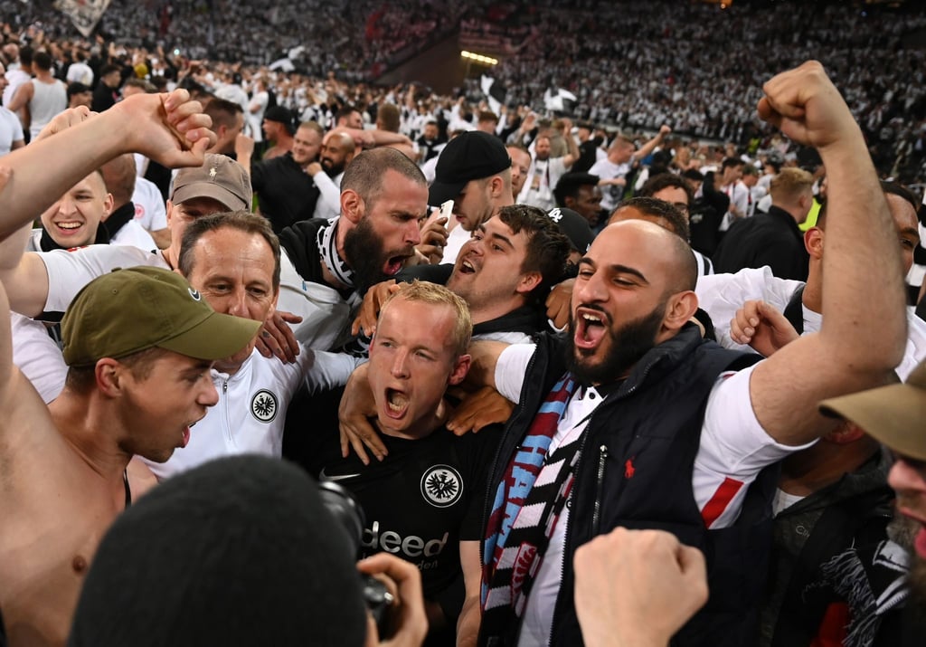 Die Fans von Eintracht Frankfurt feiern den Einzug ins Finale der Europa League.