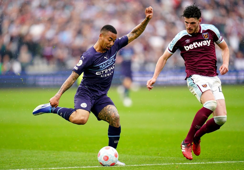 Gabriel Jesus (l) von Manchester City im Laufduell mit Declan Rice von West Ham United.