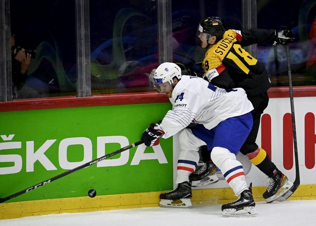 NHL-Profi Tim Stützle (r) verletzte sich gegen Frankreich.