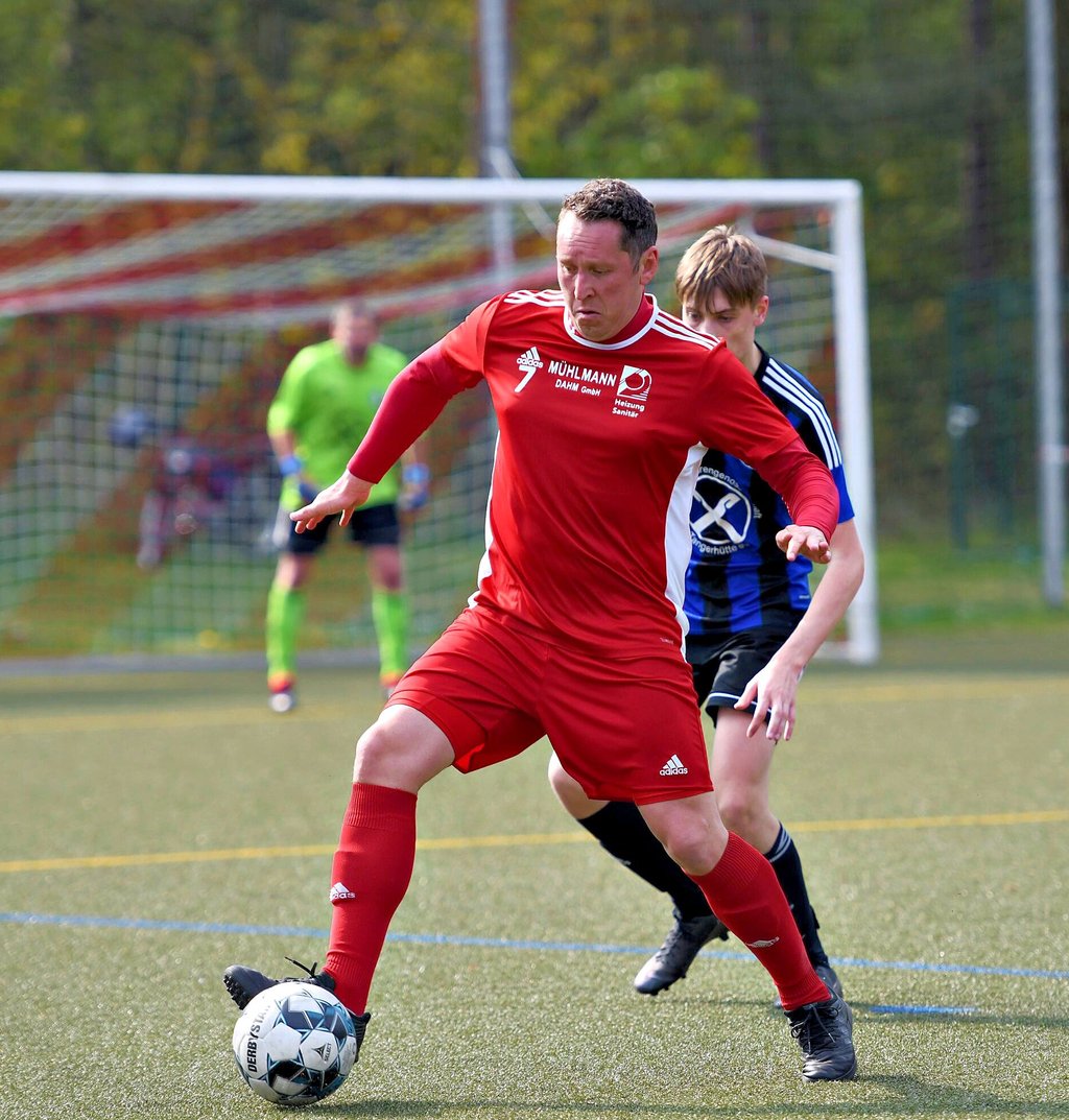 Christian Wernecke und die Letzlinger Landesklasse-Kicker bezwangen am vergangenen Sonnabend auf heimischem Kunstrasen den SV Altenweddingen deutlich mit 10:0.