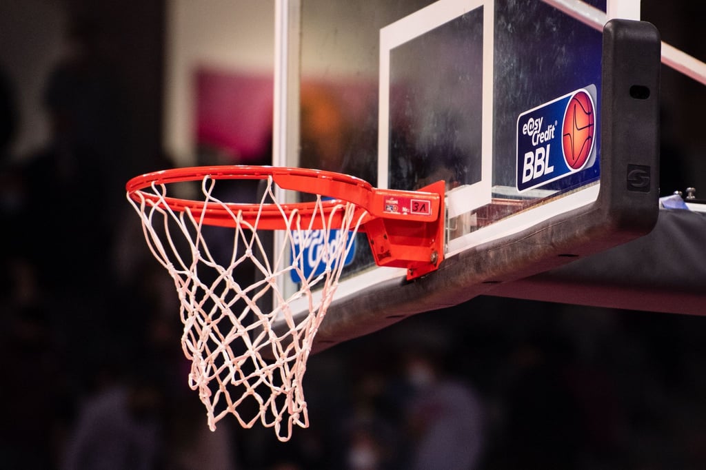Ein Logo der Basketball-Bundesliga klebt neben dem Basketballkorb.
