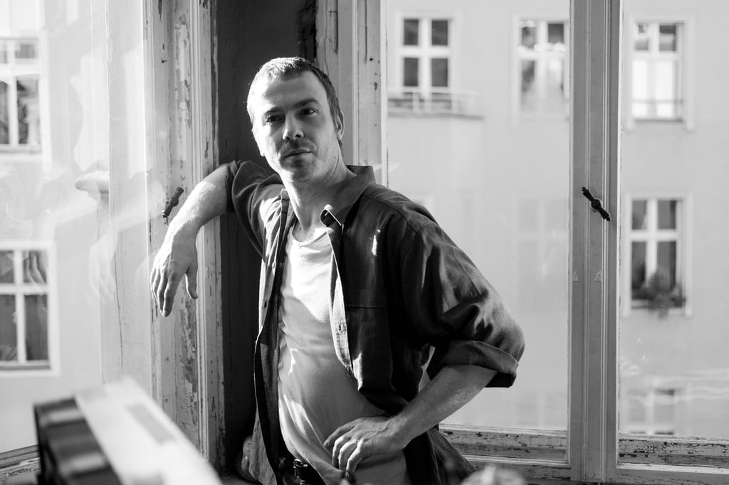 Albrecht Schuch als Thomas Brasch in einer Szene des Films "Lieber Thomas". Der Film geht mit gleich zwölf Nominierungen ins Rennen um den Deutschen Filmpreis.