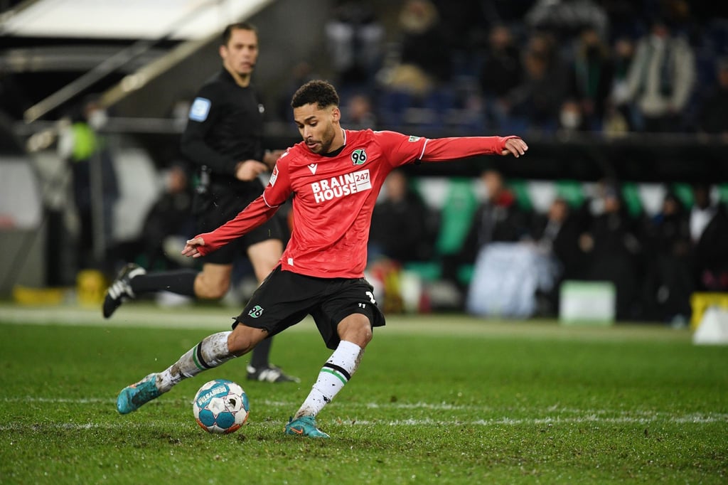 Hannovers Linton Maina wechselt im Sommer ablösefrei zum 1. FC Köln.