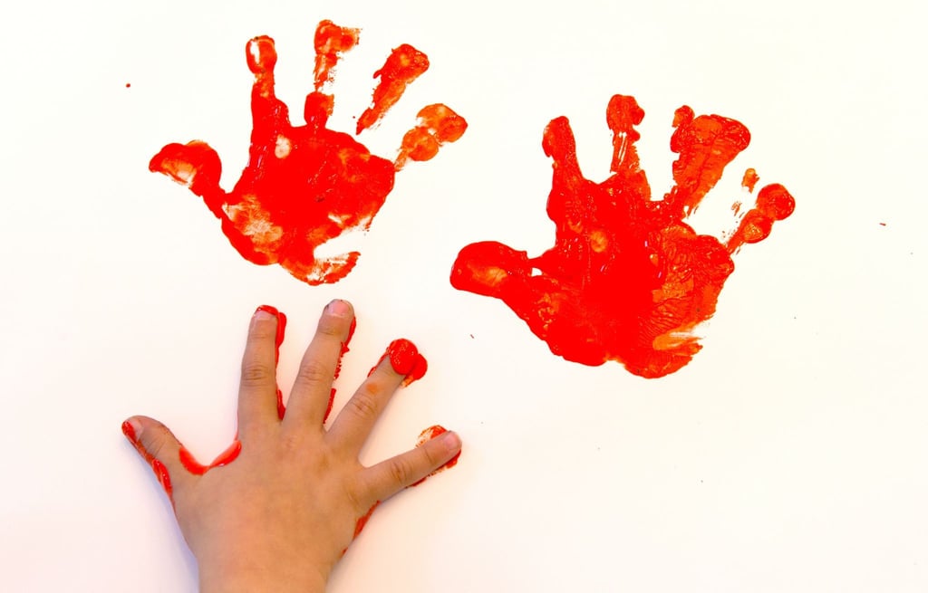 Pitsch, patsch, tolle rote Handabdrücke. In den Kinder-Mund kommt die Fingerfarbe aber besser nicht.
