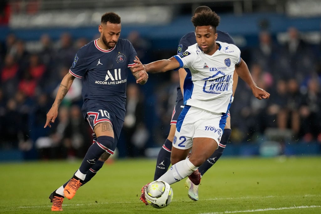 Neymar (l) von Paris Saint-Germain gegen Erik Ross Palmer-Brown von ES Troyes AC.