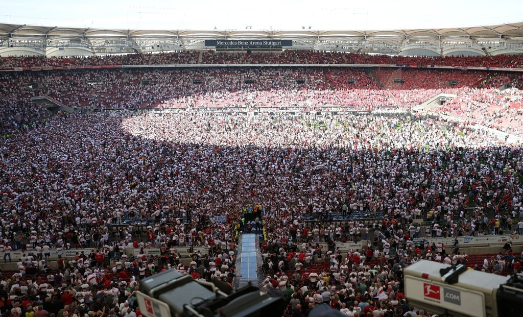 Nach dem Klassenerhalt der Stuttgarter stürmten die Fans den Platz.