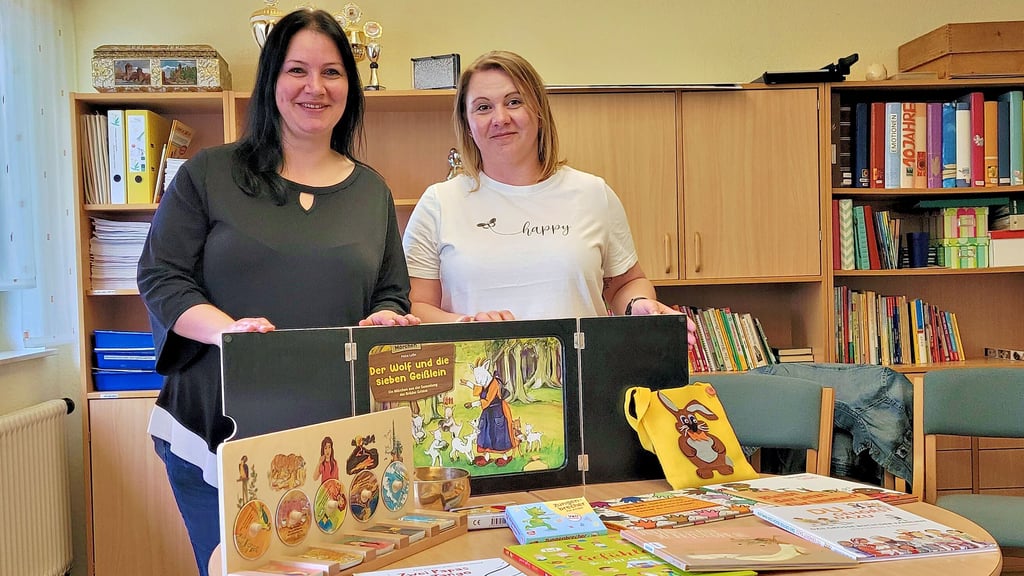 Janine Pierskalla (links) und Monique Dombrowski arbeiten in Bernburger Kitas, dort haben sie eine große Auswahl an Lehrmitteln für die Kindergartenkinder.