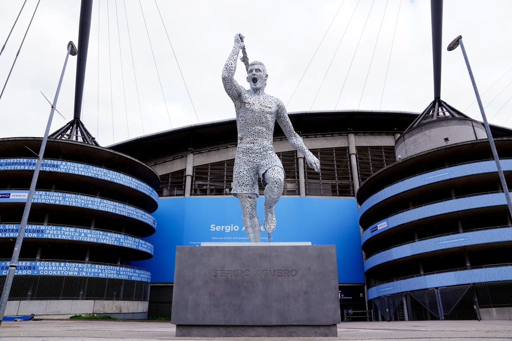 Die Statue des früheren Stümers Sergio Agüero von Manchester City steht an der Ostseite des Etihad-Stadions.