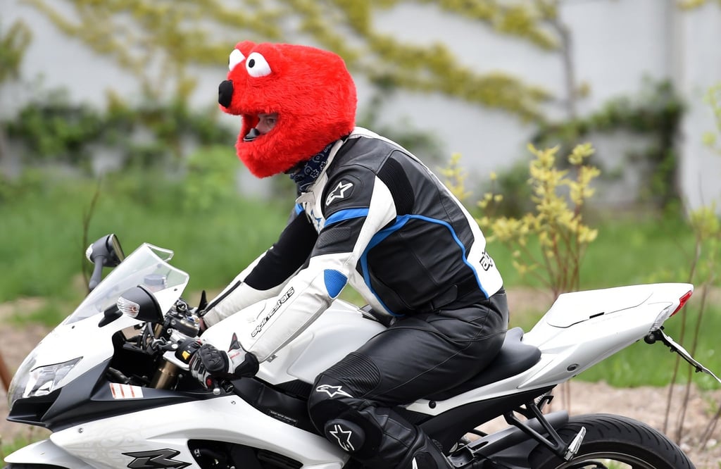 Hingucker: Auffällige Kleidung und Helme tragen dazu bei, sich auf dem Motorrad sichtbarer zu machen. Natürlich müssen Maschine und Kleidung dabei aber immer verkehrssicher bleiben.