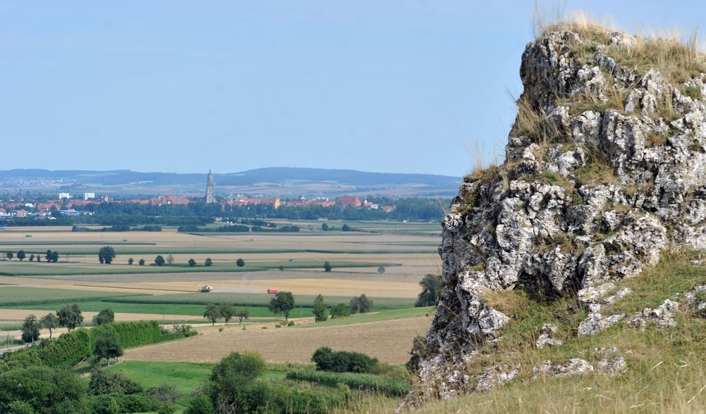 Das Ries ist ein riesiger Krater von 25 Kilometern Durchmesser. Mittendrin liegt die Stadt Nördlingen.