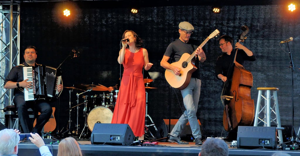 Die Band „Moi Et Les Autres“ um Sängerin Juliette Brousset sorgte im vergangenen Jahr mit ihren französischen Chansons für gute Laune beim Publikum im Domgarten.