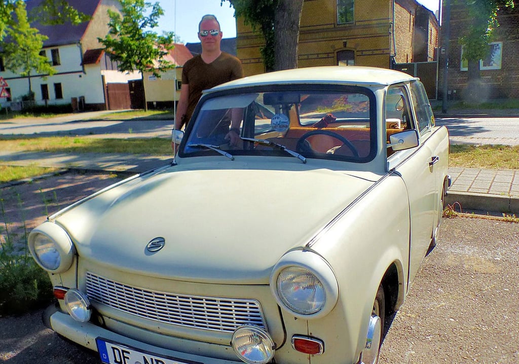 Patrick Hage aus Dessau mit seinem Trabant 601.