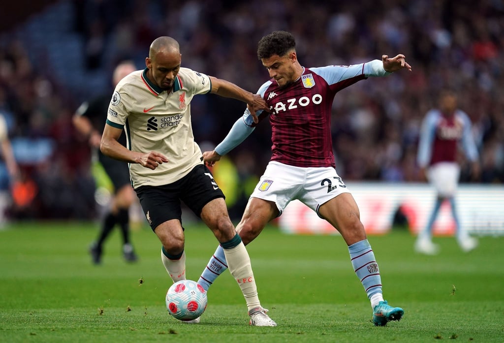 Aston Villas Philippe Coutinho (r) kämpft mit Liverpools Fabinho um den Ball.